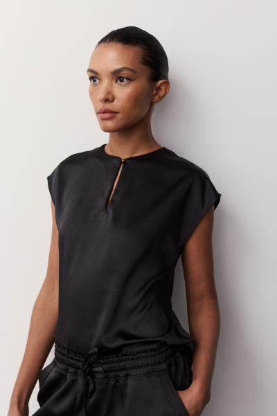 Wina Keyhole Satin Top - Black