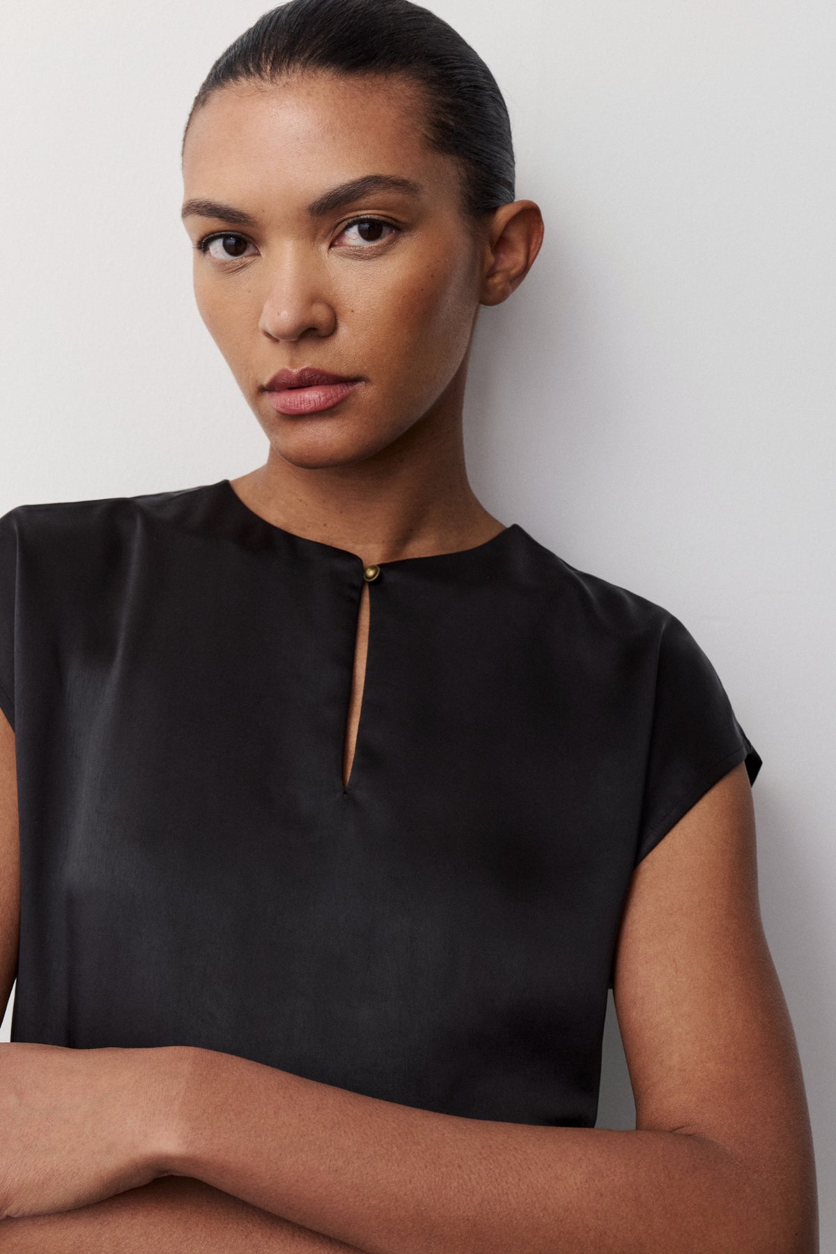 Wina Keyhole Satin Top - Black