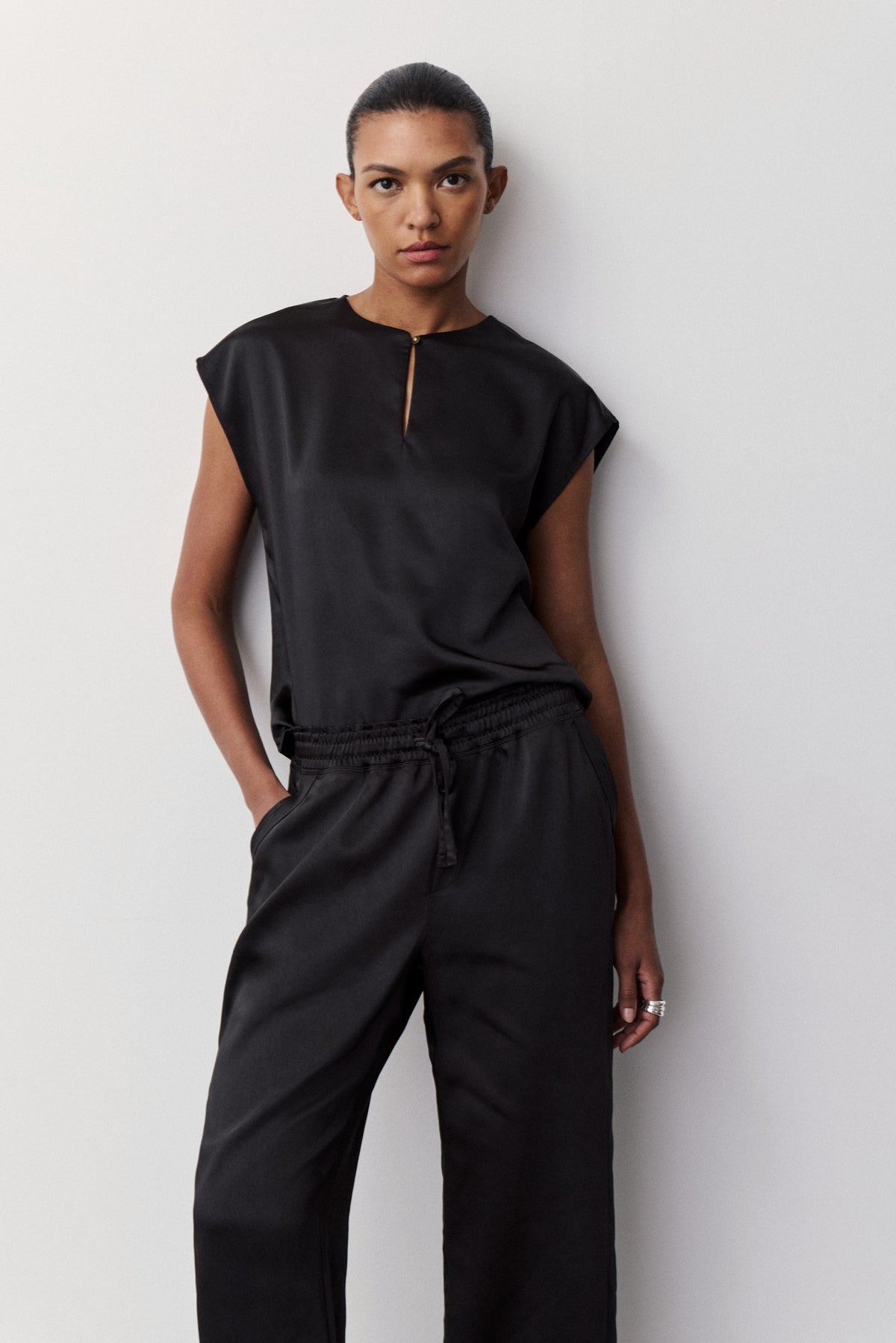 Wina Keyhole Satin Top - Black